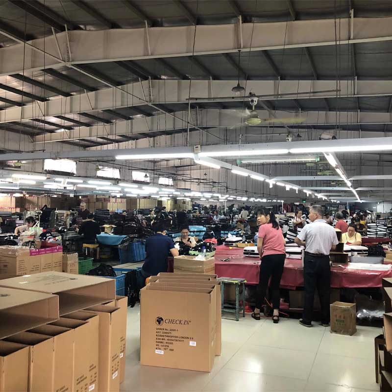 Quy trình sản xuất vali tại xưởng Trung Nguyên