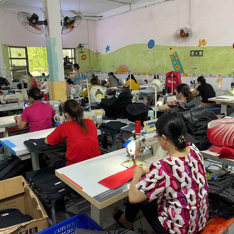 Trung Nguyên – xưởng may balo học sinh và in logo số lượng lớn trực tiếp