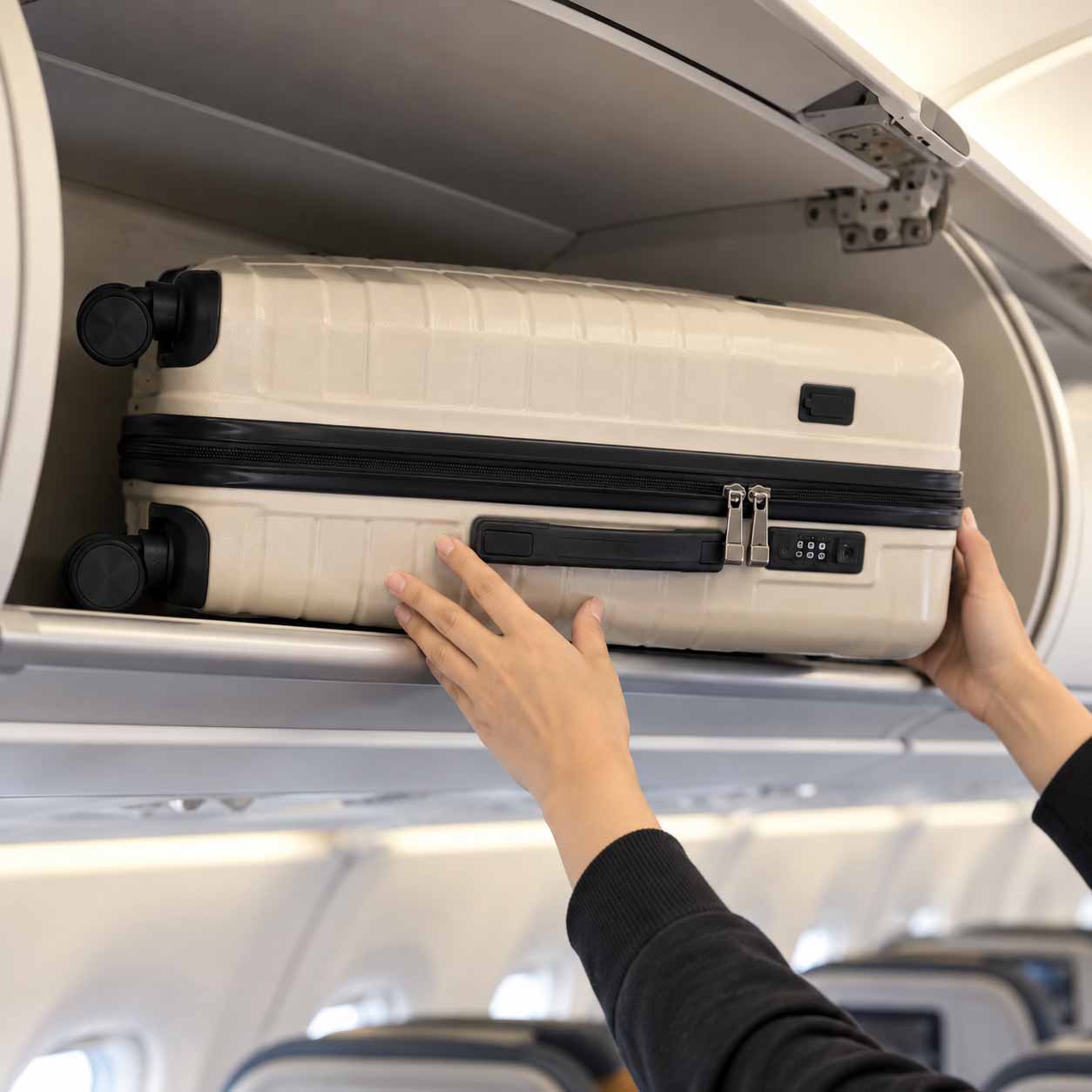 Vali Có Cổng Sạc Là Gì? Cách Dùng Và Có Nên Mua Không? 8 Vali có cổng sạc được mang lên máy bay không?